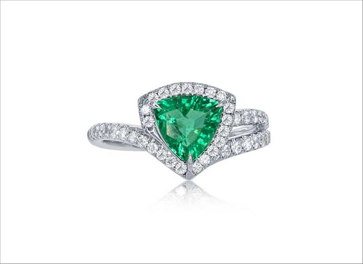 Anello con smeraldo trillion e diamanti