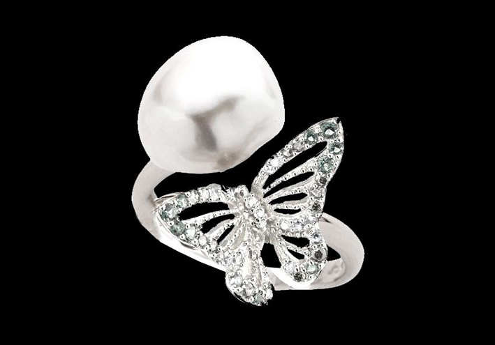 Anello in oro bianco 18 kt e rodio vermeil, con una perla d'acqua dolce color avorio, incastonata con una serie di diamanti bianchi creati in laboratorio