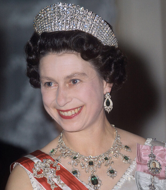 Neue Jahr mit einem Juwel in der Haar 3 La Kokoshnik tiara e una collana di diamanti e smeraldi