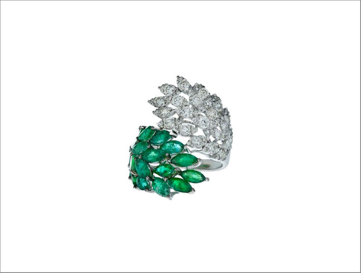 Anello Leaf, con diamanti e smeraldi taglio marquise