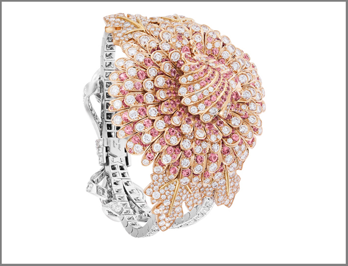 Chrysanthème Secret, oro bianco, rosa e giallo, diamanti e zaffiri rosa. All'interno granati spessartite