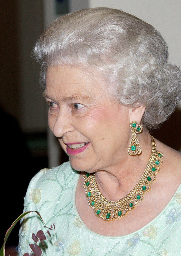 ¿Cuánto valen las joyas de Windsor? 8 collana oro giallo smeraldi e1764437445903