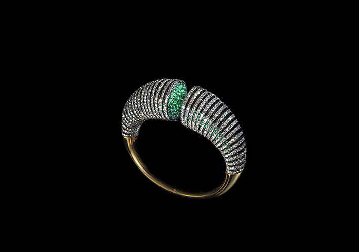 Bracciale Slinky con diamanti, smeraldi, argento e oro. Foto: Richard Valencia