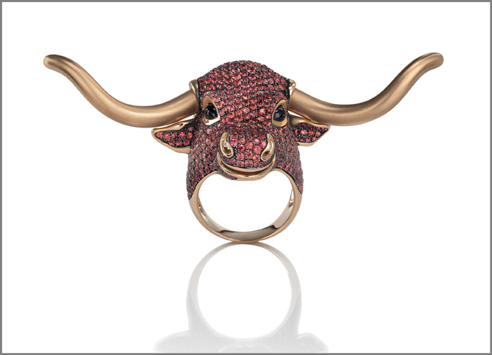 Bull, pezzo unico. Rose and white satined gold ring with orange sapphires and onyx