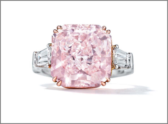 Anello con diamante rosa di 8,42 carati, fancy rosa intenso, taglio brillante, ma «modificato rettangolare», chiarezza VVS1. AI lati due diamanti baguette