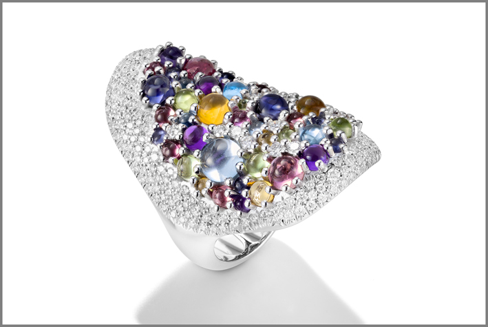 Mattioli, anello della collezione Candy con pavé di diamanti bianchi
