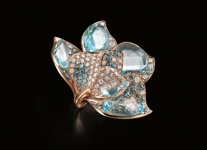 Iris, anello realizzato a mano in oro 18 carati con diamanti bianchi, grigi e blu, acquamarina