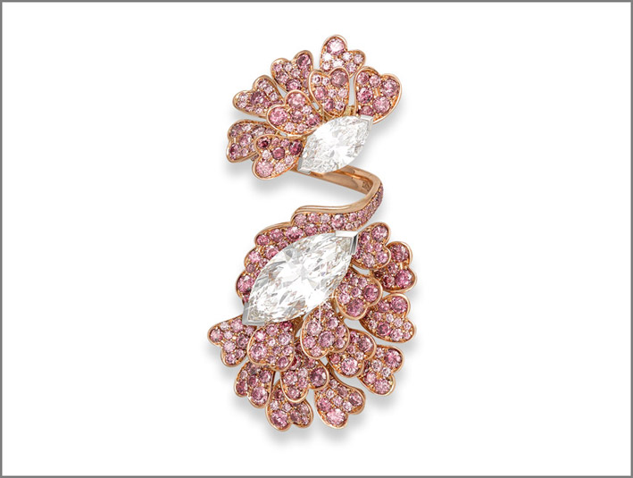 Anello doppio con petali di diamanti rosa acceso su oro rosa e diamanti taglio marquise