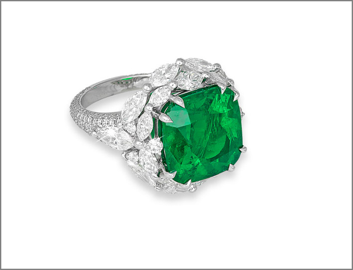 Anello con smeraldo colombiano e diamanti taglio marquise su oro bianco
