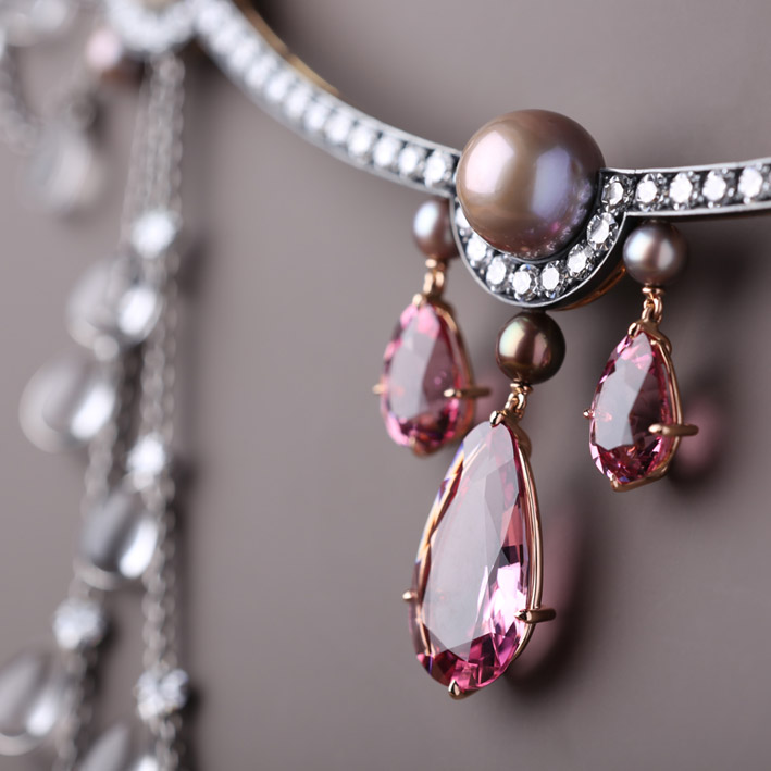 Nadia Morgenthaler, particolare di una collana con spinelli, perle naturali, diamanti