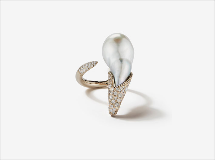 Anello con perla barocca di Thaiti e oro bianco, diamanti
