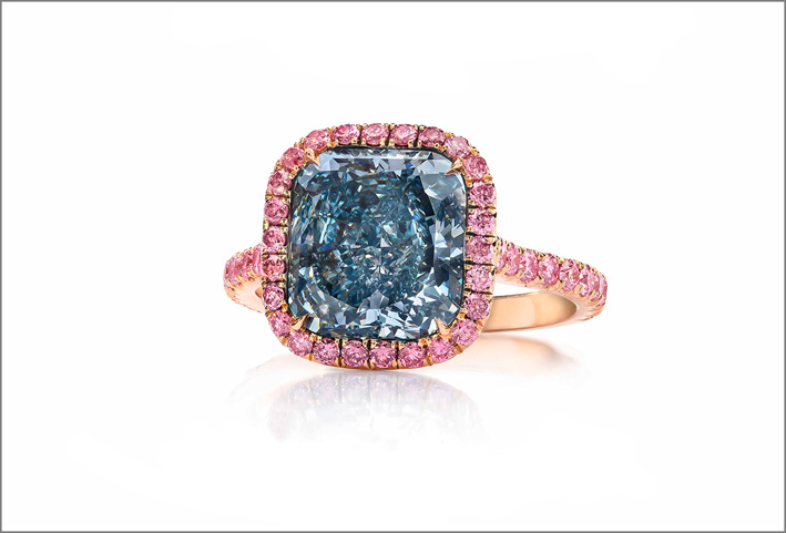 Anello con diamante blu e diamanti rosa