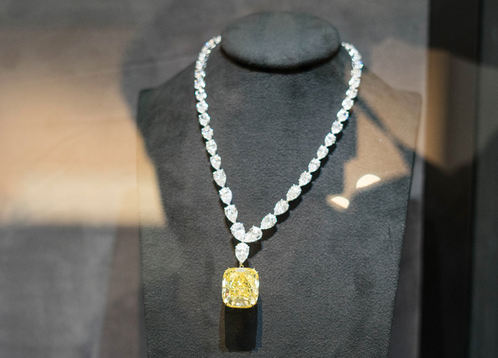 Collana di diamanti taglio pera con diamante giallo pendente
