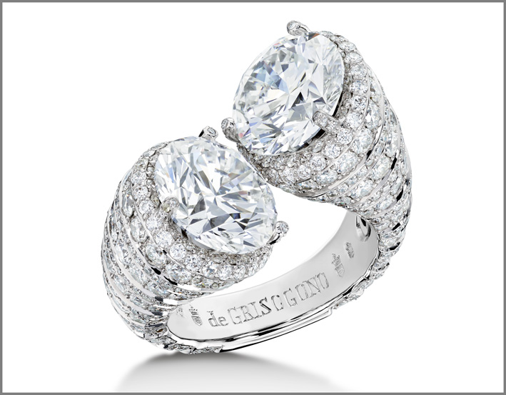 Alta gioielleria de Grisogono, anello in oro bianco con due diamanti tondi e pavé di diamanti