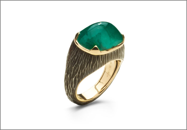 Antonini, anello Extraordinaire con smeraldo taglio pan di zucchero