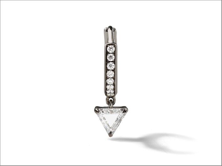 Eva Fehren, orecchino singolo in oro bianco annerito con diamanti bianchi e diamante taglio trilliant