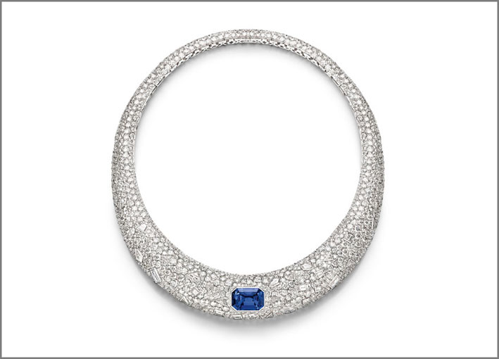 Collier Blue Ice in oro bianco 18K con 1 zaffiro taglio smeraldo dello Sri Lanka (circa 18,07 carati), 12 diamanti taglio baguette (circa 2,76 carati), 6 diamanti taglio quadrato (circa 0,48 carati), 7 diamanti taglio trillion (circa 1,05 carati), 5 diamanti taglio triangolare (circa 0,45 carati), 5 diamanti taglio fancy (circa 1,34 carati) e 1.124 diamanti taglio brillante (circa 90,34 carati). Creazione unica