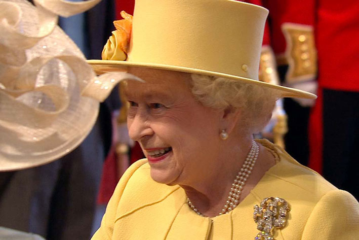 La regina Elisabetta indossa gli orecchini con perle al matrimonio tra William e Kate Middleton