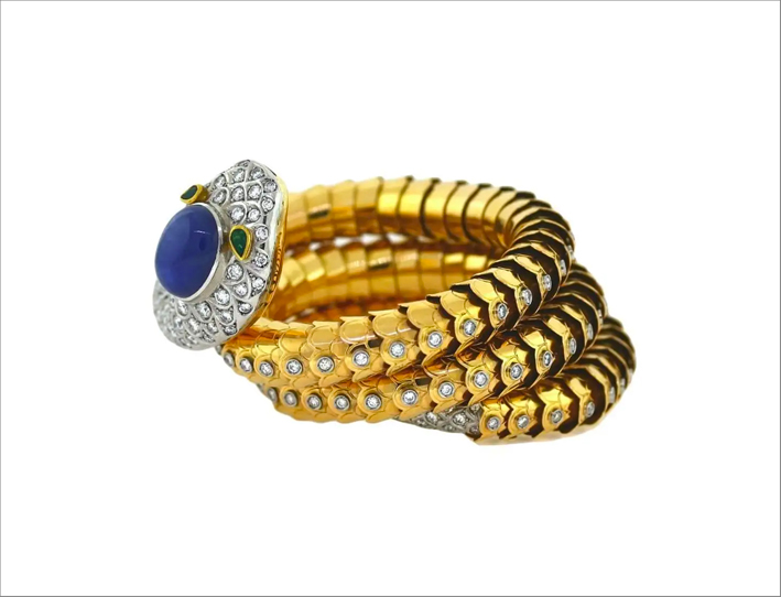 Bracciale serpente in oro, zaffiro, smeraldo, diamanti. Anni Cinquanta