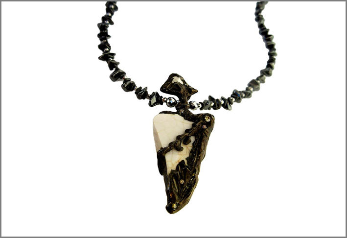 Collana in argento e rutenio con porcellana bianca, diamanti fancy e perline di ematite