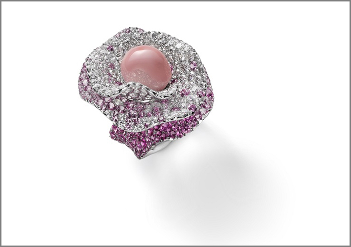 Anello in oro bianco con perla di conchiglia rosa, diamanti e zaffiri rosa