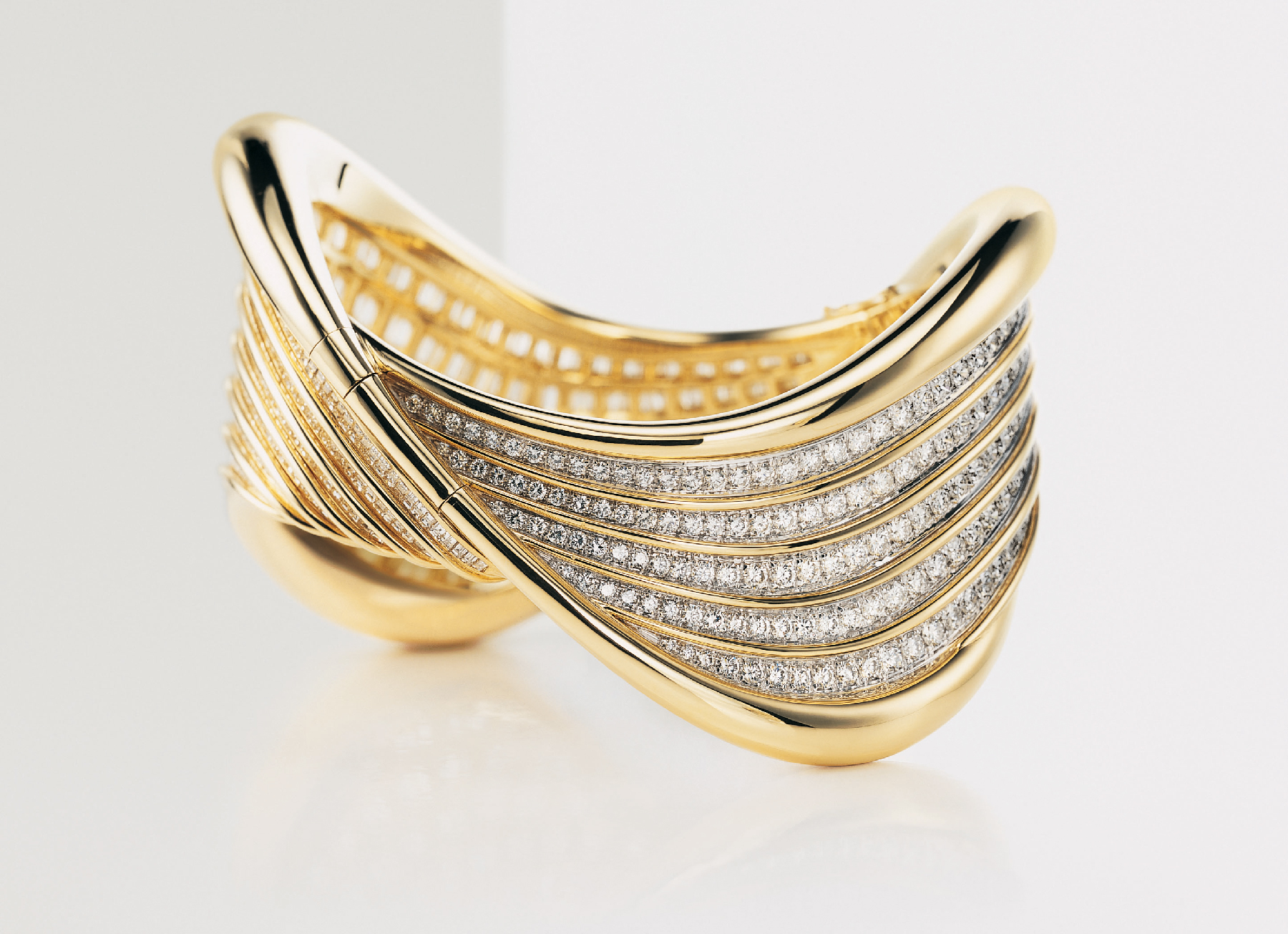 Onda Marina (1988), bracciale che si snoda in eleganti volute illuminate da 644 diamanti, tagliati a brillante e a baguette, per un totale di 46 carati, raggiungendo uno spettacolare effetto d’imponenza e plasticità