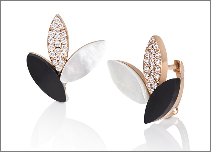 Stud earrings in rose gold with black jade, diamond pavé and mother of pearl