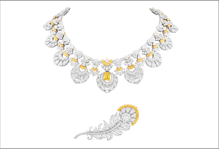 Collana e spila con diamanti bianchi e fancy vivid yellow-orange, condiamante taglio smeraldo di 3,31 carati. Clip della collana intercambiabile