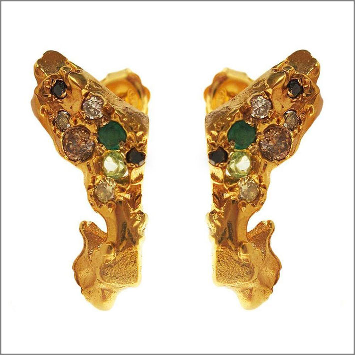 Orecchini The Golden Nugget in oro, smeraldi, peridoti