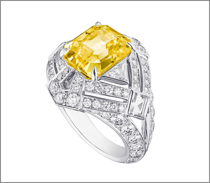 Anello in oro bianco, diamanti e zaffiro giallo