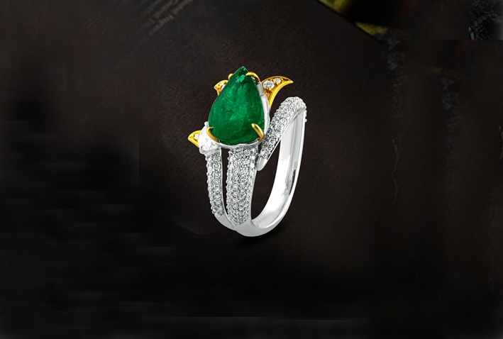 Anello con smeraldo e pavé di diamanti