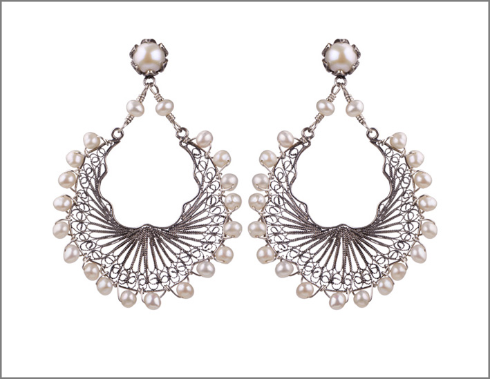 Yvone Christa, orecchini in argento e perle