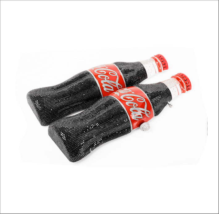 Borsa a forma di bottiglia di Coca Cola con 9.888 diamanti per 120 carati by Coronet