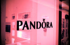 Vetrina di uno store Pandora, in California