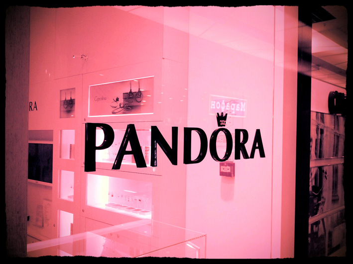 Vetrina di uno store Pandora, in California