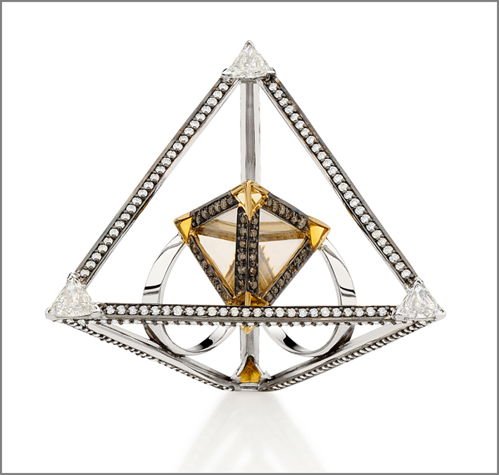 Anello della collezione Trinity, in oro, diamanti bianchi e brown, cristallo di rocca