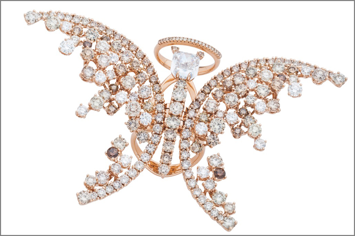Damiani, anello con un round-cornered rectanguale fancy blue da 2,52 carati è montato su oro rosa e completato da diamanti bianchi e brown