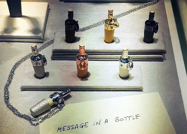 Pendenti a forma di bottiglie che possono contenere un messaggio