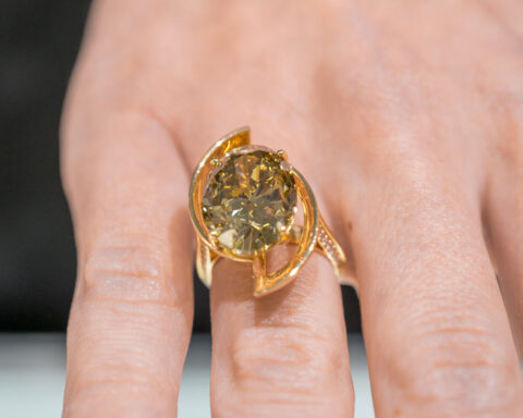 Anello in oro rosa con diamante ovale greenish-yellow di 12,40 carati. Copyright: gioiellis.com