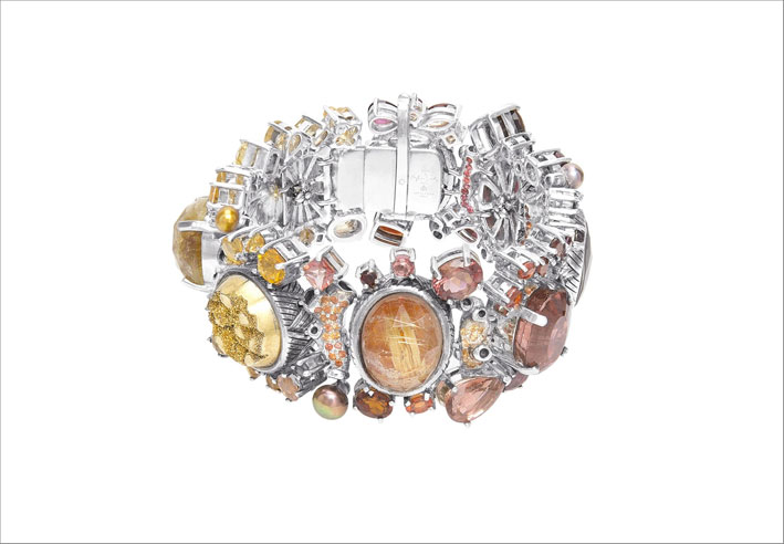 Bracciale in argento sterling con gemme multiple di granato, zaffiri, quarzo rutilato, citrino druzy, e perle colorate
