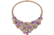 Bulgari, collana Flora,  High Jewellery 2013. 
Oro rosa, 60 zaffiri fancy color, diamanti tondi taglio brillante, pavé di diamanti