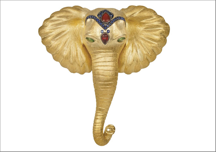 Spilla a forma di testa di elefante realizzata su foglia d'oro