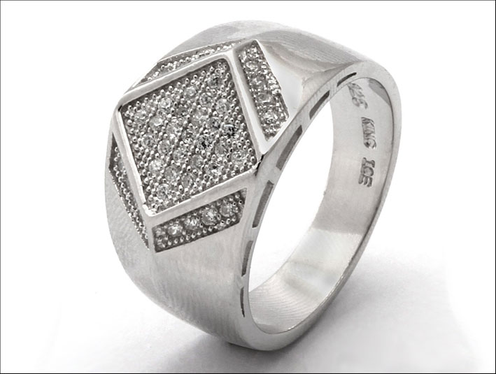 All'interno dell'anello in argento è visibile la punzonatura con il 925