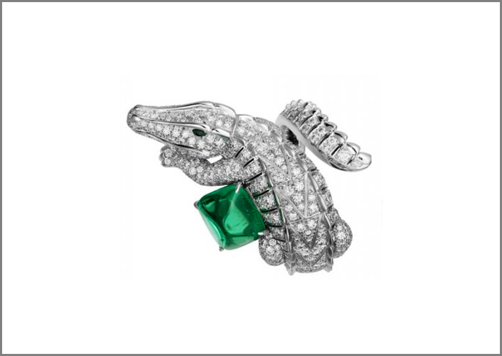 Anello a forma di coccodrillo in oro bianco, diamanti e smeraldo