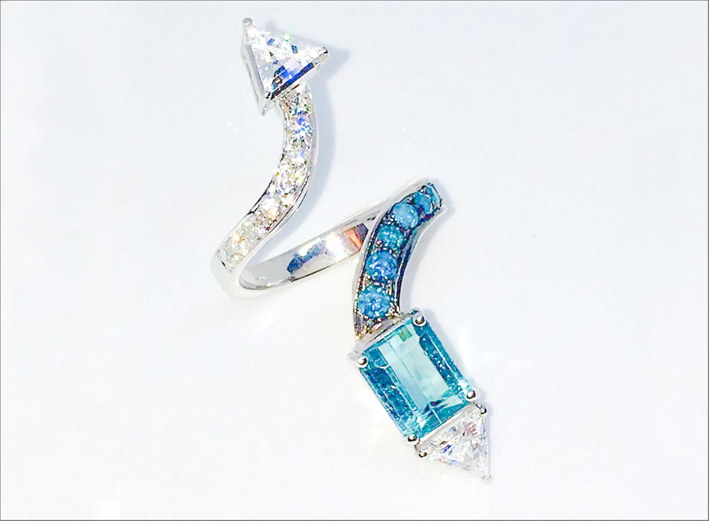 Anello con diamanti blu e tormalina paraiba