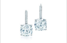 Orecchini Tiffany Novo, con diamanti di oltre 5 carati l'uno