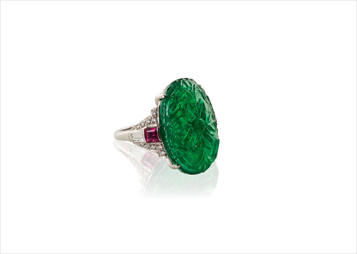 Anello con smeraldo intagliato, rubini e diamanti