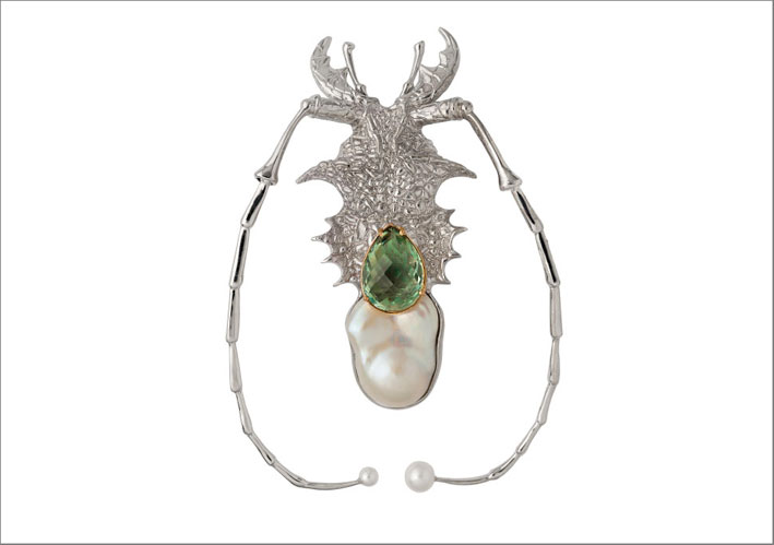 Spilla di Delfina Delettrez formata con una perla barocca twin, in questo caso tre perle fuse assieme
