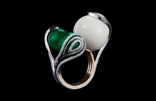 Sphere ring di Alexandra Mor, smeraldo e seme di tagua