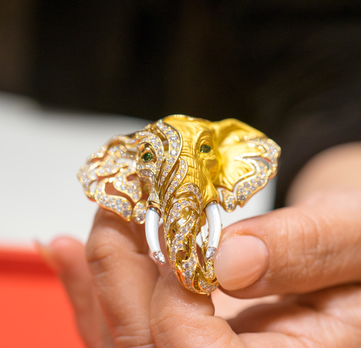 Carrera y Carrera a Caballos 1 Spilla della collezione Vida a forma di elefante in oro, diamanti bianchi e verdi per gli occhi, zanne in madreperla. Copyright: gioiellis.com